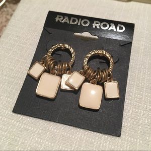 🌸4/$20🌸 Necklace + 2 earring sets